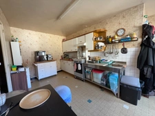 Maison ancienne en pierre avec jardin, terrasse et vastes dépendances – Genevrières (52500)