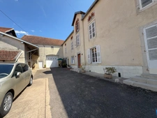 Maison ancienne en pierre avec jardin, terrasse et vastes dépendances – Genevrières (52500)