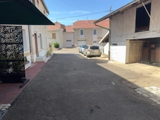 Maison ancienne en pierre avec jardin, terrasse et vastes dépendances – Genevrières (52500)