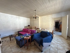 Maison ancienne en pierre avec jardin, terrasse et vastes dépendances – Genevrières (52500)