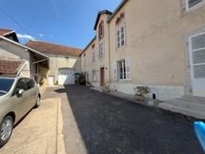 Maison ancienne en pierre avec jardin, terrasse et vastes dépendances – Genevrières (52500)