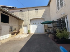 Maison ancienne en pierre avec jardin, terrasse et vastes dépendances – Genevrières (52500)