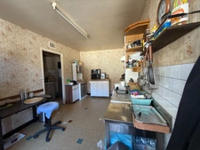 Maison ancienne en pierre avec jardin, terrasse et vastes dépendances – Genevrières (52500)