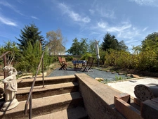 Maison ancienne en pierre avec jardin, terrasse et vastes dépendances – Genevrières (52500)