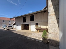 Maison ancienne en pierre avec jardin, terrasse et vastes dépendances – Genevrières (52500)