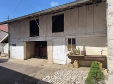 Maison ancienne en pierre avec jardin, terrasse et vastes dépendances – Genevrières (52500)