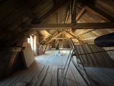 Maison ancienne en pierre avec jardin, terrasse et vastes dépendances – Genevrières (52500)