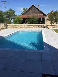 OFFLANGES (39) - – Maison rénovée avec piscine et jardin + terrain de 1,2 hectare