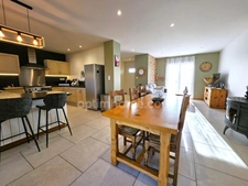 SAVIGNEUX (01480) – Maison familiale 125 m² – 3 chambres – Véranda – Jardin – Garage double