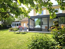 SAVIGNEUX (01480) – Maison familiale 125 m² – 3 chambres – Véranda – Jardin – Garage double