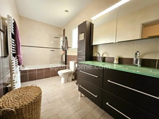 SAVIGNEUX (01480) – Maison familiale 125 m² – 3 chambres – Véranda – Jardin – Garage double