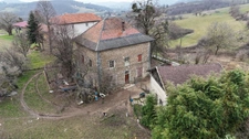 Maison en pierres 300 m² habitable , belle charpente comble aménageable , gros travaux à prévoir. Dépendance . Terrain de 8220 m²
