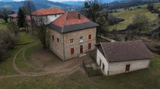 Maison en pierres 300 m² habitable , belle charpente comble aménageable , gros travaux à prévoir. Dépendance . Terrain de 8220 m²