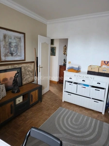 À Dinan, charmant T4 de 87 m² avec 3 chambres, garage, ascenseur, sans vis-à-vis, et sans travaux, accès direct au centre historique et aux commerces