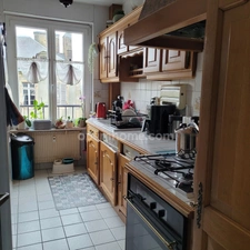 À Dinan, charmant T4 de 87 m² avec 3 chambres, garage, ascenseur, sans vis-à-vis, et sans travaux, accès direct au centre historique et aux commerces