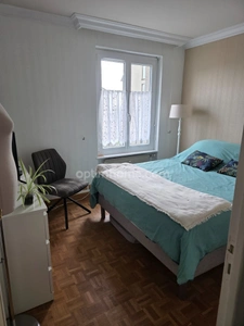 À Dinan, charmant T4 de 87 m² avec 3 chambres, garage, ascenseur, sans vis-à-vis, et sans travaux, accès direct au centre historique et aux commerces