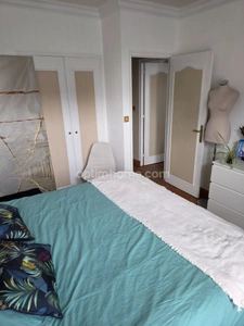 À Dinan, charmant T4 de 87 m² avec 3 chambres, garage, ascenseur, sans vis-à-vis, et sans travaux, accès direct au centre historique et aux commerces