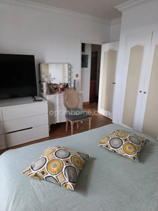 À Dinan, charmant T4 de 87 m² avec 3 chambres, garage, ascenseur, sans vis-à-vis, et sans travaux, accès direct au centre historique et aux commerces