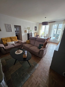 À Dinan, charmant T4 de 87 m² avec 3 chambres, garage, ascenseur, sans vis-à-vis, et sans travaux, accès direct au centre historique et aux commerces