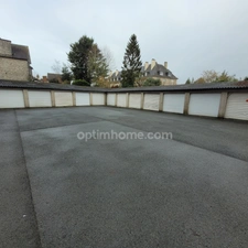 À Dinan, charmant T4 de 87 m² avec 3 chambres, garage, ascenseur, sans vis-à-vis, et sans travaux, accès direct au centre historique et aux commerces