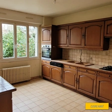 MAISON 6 pièces de  140 m² sur terrain clos de 420 m² en Plein centre ville