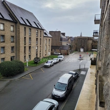 À Dinan, charmant T4 de 87 m² avec 3 chambres, garage, ascenseur, sans vis-à-vis, et sans travaux, accès direct au centre historique et aux commerces