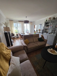À Dinan, charmant T4 de 87 m² avec 3 chambres, garage, ascenseur, sans vis-à-vis, et sans travaux, accès direct au centre historique et aux commerces