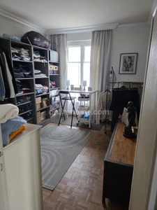 À Dinan, charmant T4 de 87 m² avec 3 chambres, garage, ascenseur, sans vis-à-vis, et sans travaux, accès direct au centre historique et aux commerces