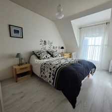 Maison plein centre de Quévert, à minutes de Dinan. Surface 94 m², 5 pièces 4 Chambres, Terrain clos 400 m². Aucun travaux