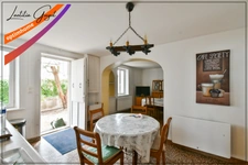 Maison familiale avec vie de plain-pied et grand terrain à vendre à Souvigny