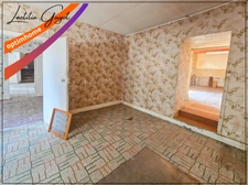 Maison à rénover avec cour, grand garage et terrain constructible