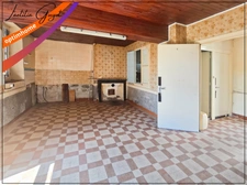 Maison à rénover avec cour, grand garage et terrain constructible