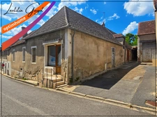 Maison à rénover avec cour, grand garage et terrain constructible