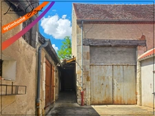 Maison à rénover avec cour, grand garage et terrain constructible
