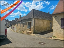Maison à rénover avec cour, grand garage et terrain constructible