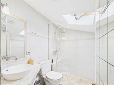 COLLONGES-AU-MONT-D’OR — Duplex meublé de caractère avec 3 chambres et bureau, dans une résidence avec stationnement, parc arboré et piscine