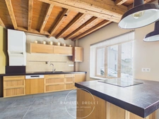 Maison de village familiale – 215 m² habitables – 5 chambres – Cour – Cave – Jardin (38200)