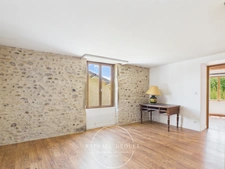 Maison de village familiale – 215 m² habitables – 5 chambres – Cour – Cave – Jardin (38200)