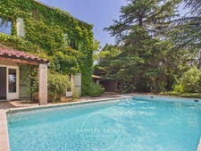 APT (84) – AU CŒUR DU LUBERON - PROPRIÉTÉ DE 208 M² AVEC PISCINE, VUE PANORAMIQUE ET 5 631 M² DE TERRAIN