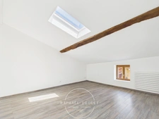 Maison de village familiale – 215 m² habitables – 5 chambres – Cour – Cave – Jardin (38200)