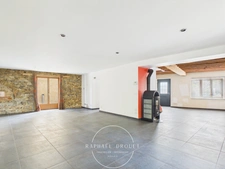 Maison de village familiale – 215 m² habitables – 5 chambres – Cour – Cave – Jardin (38200)