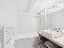 COLLONGES-AU-MONT-D’OR — Duplex meublé de caractère avec 3 chambres et bureau, dans une résidence avec stationnement, parc arboré et piscine