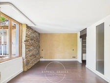 Maison de village familiale – 215 m² habitables – 5 chambres – Cour – Cave – Jardin (38200)