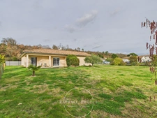 A LOUER MAISON FAMILIALE PLAIN-PIED – 3 CHAMBRES – GARAGE DOUBLE – 1500 M2 DE TERRAIN