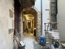 VIENNE – CENTRE-VILLE – RUES PIETONNES - LOCAL COMMERCIAL / BUREAU EN PLATEAU BRUT