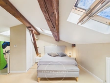COLLONGES-AU-MONT-D’OR — Duplex meublé de caractère avec 3 chambres et bureau, dans une résidence avec stationnement, parc arboré et piscine