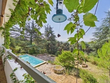APT (84) – AU CŒUR DU LUBERON - PROPRIÉTÉ DE 208 M² AVEC PISCINE, VUE PANORAMIQUE ET 5 631 M² DE TERRAIN