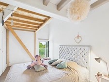 COLLONGES-AU-MONT-D’OR — Duplex meublé de caractère avec 3 chambres et bureau, dans une résidence avec stationnement, parc arboré et piscine