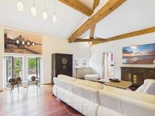 COLLONGES-AU-MONT-D’OR — Duplex meublé de caractère avec 3 chambres et bureau, dans une résidence avec stationnement, parc arboré et piscine