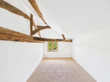 Maison de village familiale – 215 m² habitables – 5 chambres – Cour – Cave – Jardin (38200)